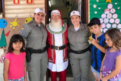 Motivada por sua experiência pessoal com voluntariado, Quetelen Silveira ampliou a atuação da Patrulha Maria da Penha do 9º Batalhão de Polícia Militar em 2017. No ano de sua estreia na divisão, a soldada mobilizou o comando para realizar uma festa de Dia da Criança em uma escola da Ilha dos Marinheiros, onde cerca de 400 mães tiveram a oportunidade de se informar sobre como proceder em caso de violência doméstica. O sucesso foi tamanho que repetiram a dose no Natal. Acreditamos que este trabalho nos trouxe, além do crescimento pessoal, a certeza de que estamos no caminho certo! De que mesmo que com poucos recursos a intenção fez a diferença!, celebra Quetelen.