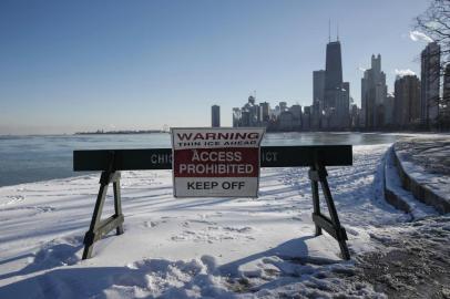 Bitterly Cold Weather Settles Across Midwest Over HolidaysCHICAGO, IL - DECEMBER 27: A sign warns pedestrians along the lakefront on December 27, 2017 in Chicago, Illinois. Frigid temperatures will be dipping into the single digits in the Midwest over the next few days.   Kamil Krzaczynski/Getty Images/AFPEditoria: WEALocal: ChicagoIndexador: Kamil KrzaczynskiFonte: GETTY IMAGES NORTH AMERICAFotógrafo: STR