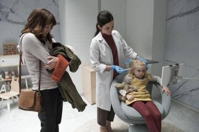 Rosemarie DeWitt (à esquerda) em cena de Arkangel, episódio de estreia da quarta temporada de Black Mirror