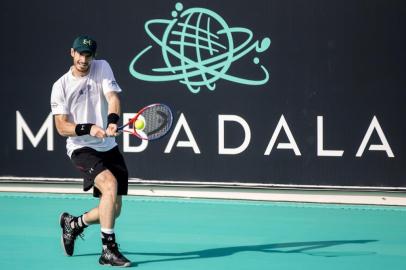 Andy Murray of Great Britain takes part in a tennis practise session in Abu Dhabi prior to heading to compete in the Australian Open in January, on December 28, 2017, on the sidelines of the Mubadala World Tennis Championship. / AFP PHOTO / NEZAR BALOUT