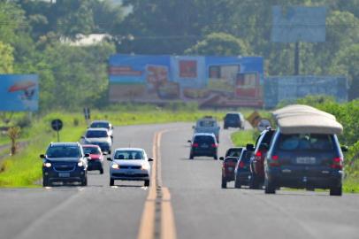  LITORAL NORTE, RS, 28-12-2017. Conheça os pontos da Estrada do Mar que exigem mais atenção, de acordo com o capitão Rogério Silva dos Santos, comandante da 5ª Companhia Rodoviária:KM 5 ao 14 ¿ OsórioComo já ocorria há uma década, esse trecho é repleto de painéis publicitários, em sequência, alguns de enormes dimensões. O risco principal é que desviem a atenção do motorista, mas também podem prejudicar a visualização das placas de trânsito. (LAURO ALVES/AGÊNCIA RBS)