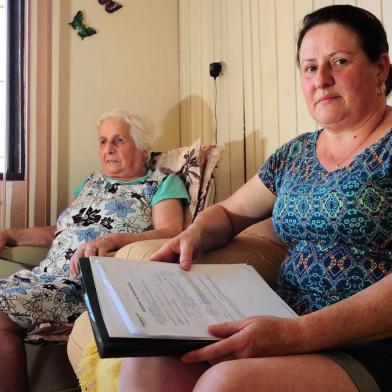  CAXIAS DO SUL, RS, BRASIL, 15/11/2017. A aposentada Genny Avrella Lovatto, 88, não consegue realizar uma cirurgia emergencial. Todos os médicos que procurou cobram mais de R$ 3 mil pelo procedimento, que deveria ser coberto pelo plano de saúde. A filha Lourdes Maria Lovatto, 49, não tem como pagar pela operação. (Porthus Junior/Agência RBS)