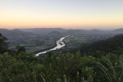 Vista do Rio Taquari do Morro Gaúcho, em Arroio do Meio (RS).