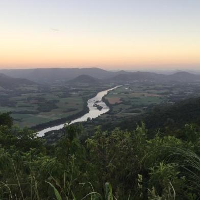 Vista do Rio Taquari do Morro Gaúcho, em Arroio do Meio (RS).