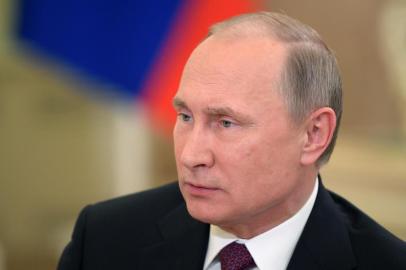 O presidente da Rússia, Vladimir Putin, anunciou nesta quinta-feira as prioridades do exército para 2017, ressaltando a necessidade de aumentar a capacidade nuclear do país e a vigilância das fronteiras.Inserir imagemInsert EmbedÉ necessário reforçar a capacidade militar das forças nucleares estratégicas, sobretudo com a ajuda de sistemas de mísseis capazes de atravessar sistemas de defesa antimísseis existentes ou futuros, declarou Putin durante uma reunião com comandantes do exército russo.O chefe de Estado fez a declaração após um ano em que sua aviação foi fundamental para facilitar os avanços do regime de Bashar al-Assad na Síria, e a poucas semanas da posse de Donald Trump nos Estados Unidos.Moscou aguarda a posse de Trump em 20 de janeiro para reduzir a tensão que manteve com a administração de Barack Obama nos últimos dois anos, consequência dos conflitos da Ucrânia e Síria.