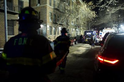 At Least 12 Dead In Bronx Apartment Building FireNEW YORK, NY - DECEMBER 28: Firefighters put out a major house fire on Prospect avenue on December 28, 2017 in the Bronx borough of New York City. Over 170 firefighters respond to the evening fire in which at least 12 persons were killed with others injured.   Amir Levy/Getty Images/AFPEditoria: DISLocal: New YorkIndexador: Amir LevySecao: FireFonte: GETTY IMAGES NORTH AMERICAFotógrafo: STR