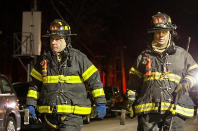 At Least 12 Dead In Bronx Apartment Building FireNEW YORK, NY - DECEMBER 28: Firefighters leave after putting out a major house fire on Prospect avenue on December 28, 2017 in the Bronx borough of New York City. Over 170 firefighters respond to the evening fire in which at least 12 persons were killed with others injured.   Amir Levy/Getty Images/AFPEditoria: DISLocal: New YorkIndexador: Amir LevySecao: FireFonte: GETTY IMAGES NORTH AMERICAFotógrafo: STR