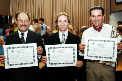 Diplomação de José Ivo Sartori (PMDB) e de Alceu Barbosa Velho (PDT) como prefeito e vice eleitos de Caxias do Sul, em 2004. No centro, Daniel Guerra, atual prefeito de Caxias do Sul, diplomado como suplente de vereador.