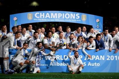  Real Madrids players pose after they won the Club World Cup football final match between Kashima Antlers of Japan and Real Madrid of Spain at Yokohama International stadium in Yokohama on December 18, 2016. / AFP PHOTO / TOSHIFUMI KITAMURAEditoria: SPOLocal: YokohamaIndexador: TOSHIFUMI KITAMURASecao: soccerFonte: AFPFotógrafo: STF