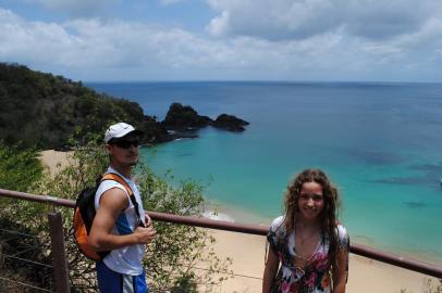 Já foram usados todos os adjetivos para descrever as belezas de Fernando de Noronha. Mas vale lembrar que não é necessário ser mergulhador nem surfista para desfrutar desse paraíso brasileiro: entre setembro e novembro, as praias mais bonitas, como a do Sancho, não têm ondas e são acolhedoras para as crianças de todas as idades.Rafaela Torres Both e Gustavo Tovo BothEm outubro de 2016