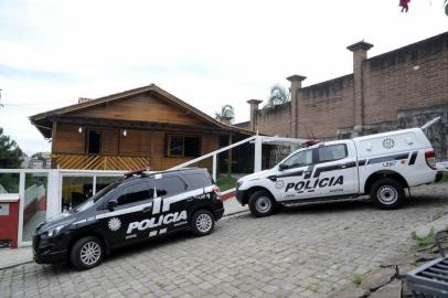  CAXIAS DO SUL, RS, BRASIL, 28/12/2017 - A Polícia Civil fez uma apreensão numa rua sem saída, no bairro Charqueadas. A princípio, na residência foi encontrado armas, dinheiro e drogas. (Marcelo Casagrande/Agência RBS)