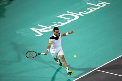 Roberto Bautista Agut of Spain returns the ball to Andy Murray of Great Britain during the Mubadala World Tennis Championship 2017 match in Abu Dhabi, on December 29, 2017. / AFP PHOTO / NEZAR BALOUT