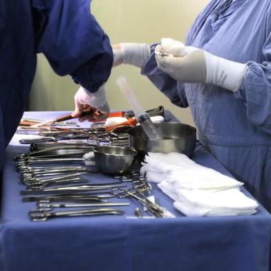  CAXIAS DO SUL, RS, BRASIL  (26/06/2013) Cirurgia no Hospital Pompéia. Na foto, imagens, médicos realizam cirurgia no Hospital Pompéia. Centenário do Hospital Pompéia. (Roni Rigon/Pioneiro)