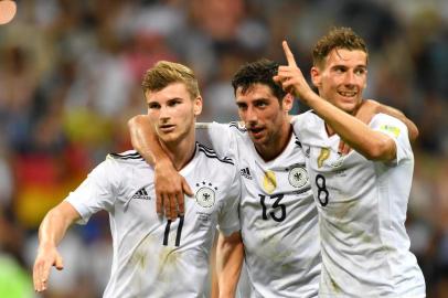 Germanys forward Timo Werner (L celebrate with Germanys midfielder Lars Stindl and Germanys midfielder Leon Goretzka after scoring during the 2017 Confederations Cup semi-final football match between Germany and Mexico at the Fisht Stadium in Sochi on June 29, 2017. / AFP PHOTO / Yuri CORTEZ