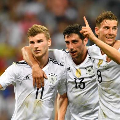 Germanys forward Timo Werner (L celebrate with Germanys midfielder Lars Stindl and Germanys midfielder Leon Goretzka after scoring during the 2017 Confederations Cup semi-final football match between Germany and Mexico at the Fisht Stadium in Sochi on June 29, 2017. / AFP PHOTO / Yuri CORTEZ