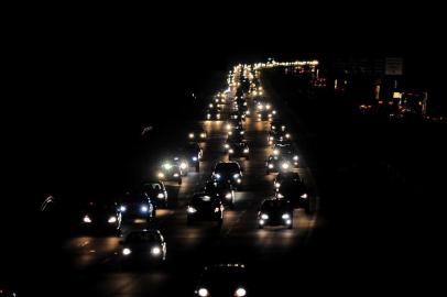  PORTO ALEGRE, RS, BRASIL, 29/12/2017 - Sexta feira, saída para o feriadão de ano-novo. Foto da Free Way a noite. (FOTOGRAFO: ANDRÉ FELTES / AGENCIA RBS)