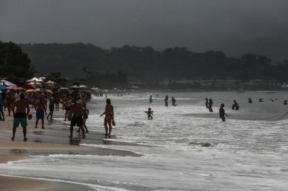  FLORIANOPOLIS, SC, BRASIL, 30/12/2017 - Turistas movimentam a praia no penultimo dia do ano, mesmo com chuva - Praia de Jurerê Tradicional estava cheia. O sol chegou a aprecer timidamente pra alegria dos veranistasLocal: FlorianÃ³polisIndexador: Betina HumeresFonte: DiÃ¡rio Catarinense