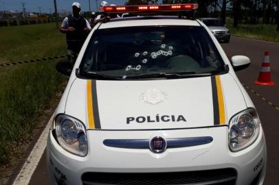 Dois suspeitos de realizarem um assalto à Igreja Universal de Capão da Canoa, no Litoral Norte, morreram no começo da tarde deste domingo (31) após uma perseguição e troca de tiros com a polícia.Segundo a Brigada Militar, o caso começou quando três homens armados entraram no local, às margens da RS-407, no momento de um culto, anunciando o assalto. Ao saírem da igreja, os criminosos entraram em um veículo Celta prata. Uma viatura da BM passava pelo local, percebeu a movimentação e começou a perseguição.