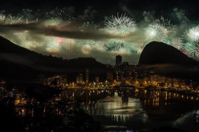 GERAL - Queima de fogos na praia de Copacabana visto da Vista Chinesa neste domingo (31/12). 21/01/2017 - 