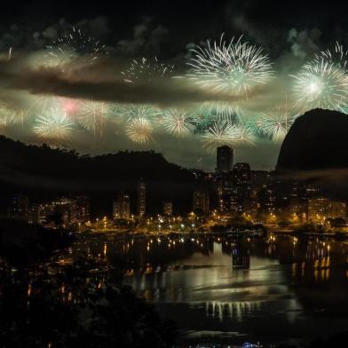 GERAL - Queima de fogos na praia de Copacabana visto da Vista Chinesa neste domingo (31/12). 21/01/2017 - 