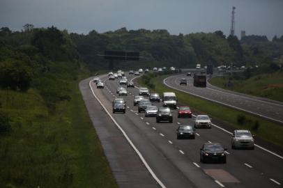 GRAVATAÍ, RS, BRASIL, 01-01-2018: Movimento intenso de veículos na Freeway na volta do feriado de Ano Novo. (Foto: Tadeu Vilani / Agência RBS)