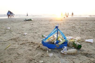  CAPÃO DA CANOA, RS, BRASIL, 01.01.2018. Lixo na beira da praia após festa da virada de ano.Foto: Isadora Neumann/Agência RBS