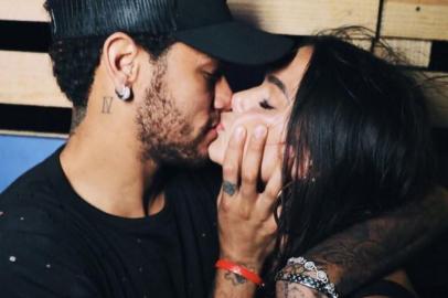 Neymar beijando Bruna Marquezine