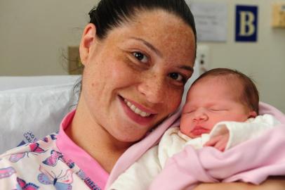  Caxias do Sul, RS, Brasil (01/01/2017). Hospitagl Geral realiza o primeiro nascimento de Caxias do Sul em 2018. Na foto, a professora Priscila de Moraes Fagundes com a filha Ana Clara Fagundes Paim. (Roni Rigon/Pioneiro).