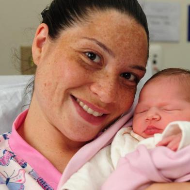  Caxias do Sul, RS, Brasil (01/01/2017). Hospitagl Geral realiza o primeiro nascimento de Caxias do Sul em 2018. Na foto, a professora Priscila de Moraes Fagundes com a filha Ana Clara Fagundes Paim. (Roni Rigon/Pioneiro).