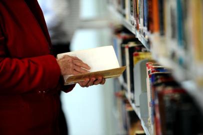  Caxias do Sul - RS - Brasil. 07/10/2013.Pessoas que, apesar da tecnologia, ainda utilizam a Biblioteca Pública Municipal para pesquisas e locação de livros.Foto: Daniela Xu/Agência RBS