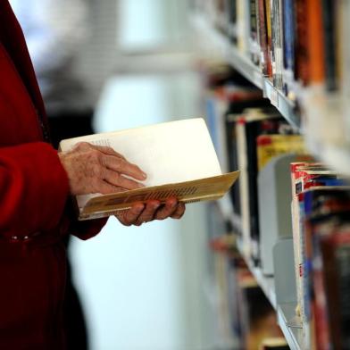  Caxias do Sul - RS - Brasil. 07/10/2013.Pessoas que, apesar da tecnologia, ainda utilizam a Biblioteca Pública Municipal para pesquisas e locação de livros.Foto: Daniela Xu/Agência RBS