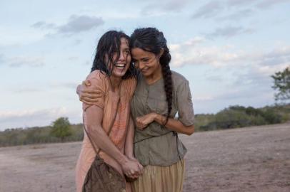 As irmãs Emilia (Marjorie Estiano) e Luzia (Nanda Costa), no sertão pernambucano. entre irmãs, minissérie