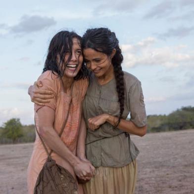 As irmãs Emilia (Marjorie Estiano) e Luzia (Nanda Costa), no sertão pernambucano. entre irmãs, minissérie