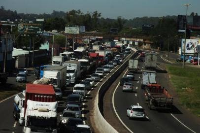  Um acidente no início da manhã na ERS-240 km 0 junto a br-116, bairro Scharlau em São Leopoldo, formou um congestionamento de seis quilômetros no sentido capital interior.