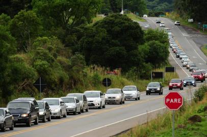 CAXIAS DO SUL, RS, BRASIL, 01/01/2018. Retorno do feriado de ano-novo na Rota do Sol, a RSC-453, teve trânsito intenso. O km 166 registrava um dos tráfegos mais lentos da via.(Diogo Sallaberry/Agência RBS)