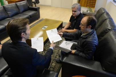 O prefeito Daniel Guerra recebeu em seu gabinete, nesta quinta-feira (13/04), o presidente da Câmara de Vereadores, vereador Felipe Gremelmaier, e o vice-presidente, vereador Alberto Meneguzzi. Na ocasião, entregou a prestação de contas dos 100 dias de governo.