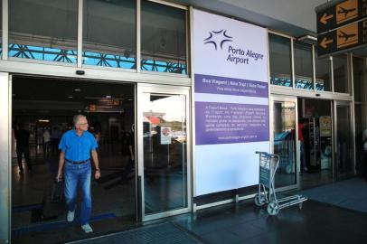 Uma placa branca e lilás instalada em um dos acessos ao Aeroporto Internacional Salgado Filho, em Porto Alegre, é a primeira marca visual da Fraport como nova administradora do principal terminal aeroportuário do Rio Grande do Sul. A placa, instalada na manhã desta terça-feira (2), convida os passageiros a viverem uma nova experiência com a companhia alemã.