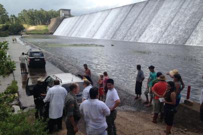 Quatro pessoas da mesma família morreram afogadas neste domingo em uma barragem em São Francisco de Paula. As vítimas, cujos nomes ainda não foram divulgados oficialmente, são três garotos e um adulto. 