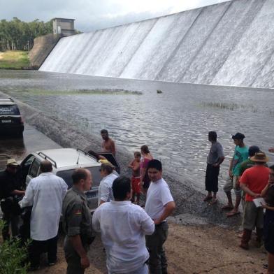 Quatro pessoas da mesma família morreram afogadas neste domingo em uma barragem em São Francisco de Paula. As vítimas, cujos nomes ainda não foram divulgados oficialmente, são três garotos e um adulto. 