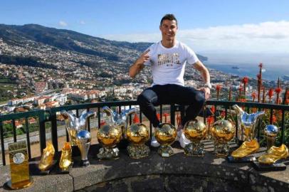 Cristiano Ronaldo posa com seus troféus individuais na Ilha da Madeira, Portugal, onde nasceu.