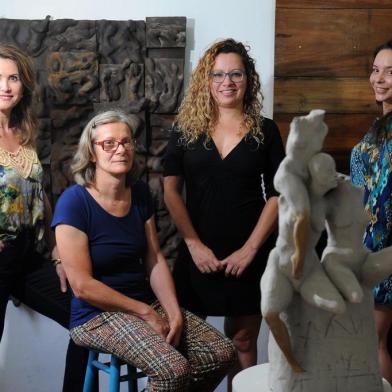 CAXIAS DO SUL, RS, BRASIL 06/12/2017Exposição SOU reúne quatro artistas caxienses neste sábado, em Caxias. Na foto: Elisa Zattera (de jens preto), Daniela Antunes (de vestido preto), Marta Mincato (a mais velha) e Gisele Sirena (De vestido colorido)(Felipe Nyland/Agência RBS)