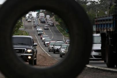  VIAMÃO, RS, BRASIL - 2018.01.02 - Viaduto da RS-040 com RS-118, enfim, vai sair do papel. EGR vai assumir os 11 km da RS-040 que ainda são de responsabilidade do Daer. A empresa SBS Engenharia foi a vencedora da licitação ao custo de R$ 33 milhões. No quilômetro 11 o viaduto com a RS-118 precisa ser construído. (Foto: CARLOS MACEDO/ Agência RBS)