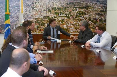 Prefeito Daniel Guerra (PRB) recebe visita de cortesia e apresentação do novo presidente da Câmara, Alberto Meneguzzi (PSB, ao lado de Guerra) e demais integrantes da Mesa da Câmara, empossados nesta segunda-feira. Na ocasião, Guerra sancionou dois projetos de autoria de Meneguzzi.