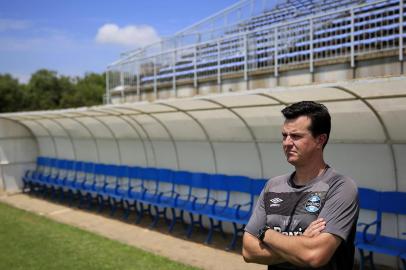  ELDORADO DO SUL, RS, BRASIL, 29-12-2017: O treinador César Bueno concede entrevista no CT do Grêmio em Eldorado do Sul. Ele comanda a equipe sub-20 do clube e será o técnico do time profissional tricolor no Gauchão 2018. (Foto: Mateus Bruxel / Agência RBS)