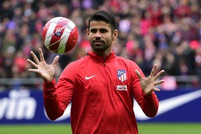 Atletico Madrid's Spanish forward Diego Costa catches a ball at the start of a training session following his welcoming ceremony at the Wanda Metropolitan Stadium in Madrid on December 31, 2017. / AFP PHOTO / PIERRE-PHILIPPE MARCOU