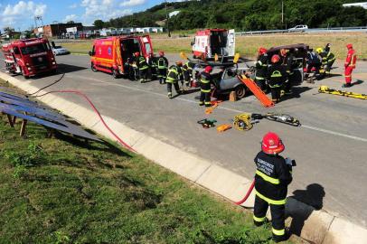  BENTO GONÇALVES, RS, BRASIL, 02/12/2017. Simulação de acidente de trânsito na trevo da Telasul,  intersecção da BR-470 com a RSC-453, entre Bento Gonçalves e Garibaldi. Participarem bombeiros voluntários de Garibaldi, Bento Gonçalves e Carlos Barbosa, além da Samu e da PRE. (Porthus Junior/Agência RBS)