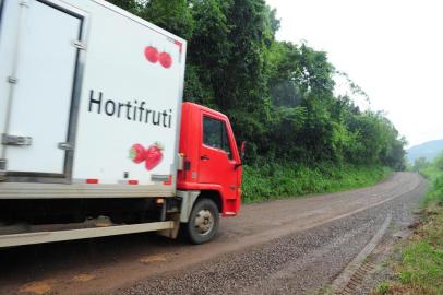  CAXIAS DO SUL, RS, BRASIL  (02/01/2018). Linha Sebastopol. Agricultores festejam anúncio para conclusão asfáltica na estrada da produção, Linhas Sebastopol, que liga Santa Lúcia do Piaí com Vila Cristina.    (Roni Rigon/Pioneiro).