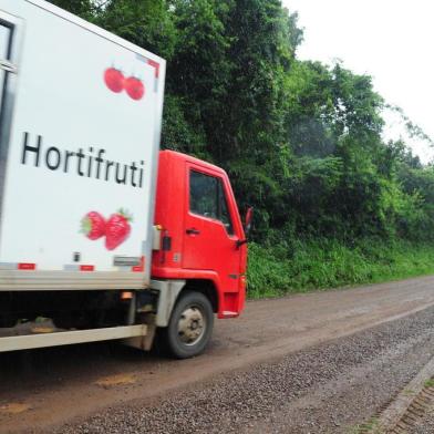  CAXIAS DO SUL, RS, BRASIL  (02/01/2018). Linha Sebastopol. Agricultores festejam anúncio para conclusão asfáltica na estrada da produção, Linhas Sebastopol, que liga Santa Lúcia do Piaí com Vila Cristina.    (Roni Rigon/Pioneiro).