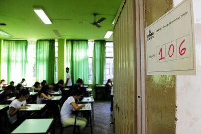  Primeiro dia de provas do vestibular da UFRGS. Escola Júlio de Castilhos. 