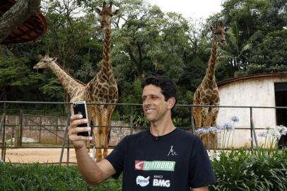 No Brasil, o Girafa do tênis visitou o zoológico 